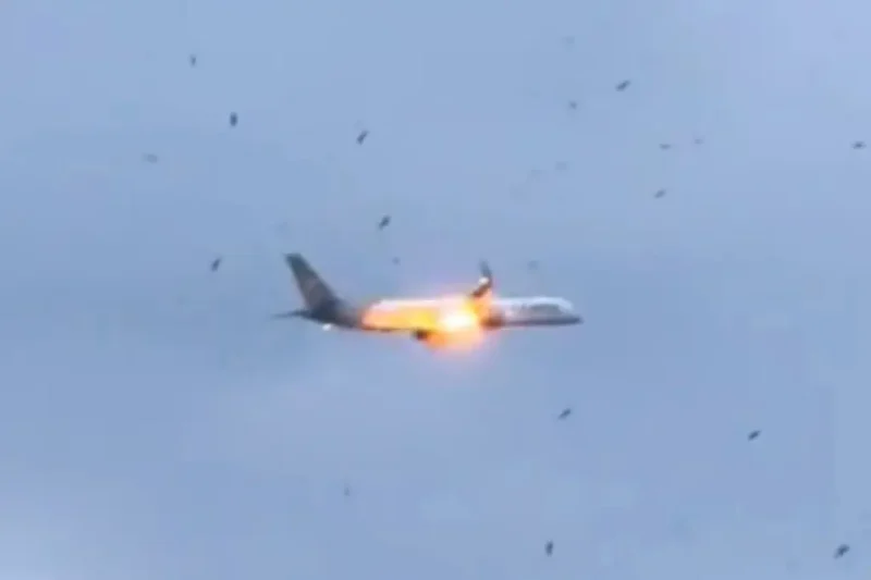 Pesawat Boeing 757-300 milik Condor Airways yang membawa 273 penumpang dan 8 awak mengalami kerusakan mesin kanan tak lama setelah lepas landas dari Bandara Corfu