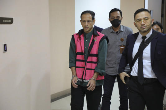 Eks Mendikbudristek, Nadiem Makarim, ditetapkan sebagai tersangka kasus dugaan korupsi pengadaan laptop Chromebook di Kemendikbudristek, Kamis (4/9/2025). Foto: Kejagung RI