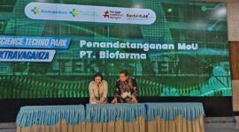 Gambar : Direktur Produksi & Supply Chain Bio Farma, Sri Harsi Teteki dan Plt. Direktur Poltekkes Kemenkes RI Semarang, Sugiyanto pada sesi penandatanganan Kerjasama pengembangan Science Techno Park