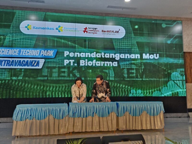 Gambar : Direktur Produksi & Supply Chain Bio Farma, Sri Harsi Teteki dan Plt. Direktur Poltekkes Kemenkes RI Semarang, Sugiyanto pada sesi penandatanganan Kerjasama pengembangan Science Techno Park
