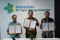 Keterangan Foto (kiri ke kanan) 
- dr. Supriyanto, Sp.B, FINACS, M.Kes (Direktur Utama RSCM)
- Djagad Prakasa Dwialam (Direktur Utama PT Kimia Farma Tbk)
- dr. H. Rachim Dinata Marsidi, Sp.B., FINAC., M.Kes (Direktur Utama RSHS)