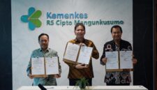 Keterangan Foto (kiri ke kanan) 
- dr. Supriyanto, Sp.B, FINACS, M.Kes (Direktur Utama RSCM)
- Djagad Prakasa Dwialam (Direktur Utama PT Kimia Farma Tbk)
- dr. H. Rachim Dinata Marsidi, Sp.B., FINAC., M.Kes (Direktur Utama RSHS)