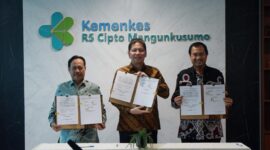Keterangan Foto (kiri ke kanan) 
- dr. Supriyanto, Sp.B, FINACS, M.Kes (Direktur Utama RSCM)
- Djagad Prakasa Dwialam (Direktur Utama PT Kimia Farma Tbk)
- dr. H. Rachim Dinata Marsidi, Sp.B., FINAC., M.Kes (Direktur Utama RSHS)