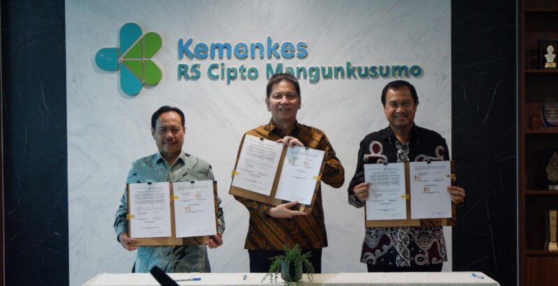 Keterangan Foto (kiri ke kanan) 
- dr. Supriyanto, Sp.B, FINACS, M.Kes (Direktur Utama RSCM)
- Djagad Prakasa Dwialam (Direktur Utama PT Kimia Farma Tbk)
- dr. H. Rachim Dinata Marsidi, Sp.B., FINAC., M.Kes (Direktur Utama RSHS)