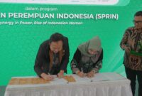 Direktur Pemasaran Bio Farma, Kamelia Faisal (kanan) Bersama Ketua Umum Pogi, Prof. Budi Wiweko (kiri) menandangani MoU (26/11)