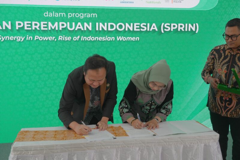 Direktur Pemasaran Bio Farma, Kamelia Faisal (kanan) Bersama Ketua Umum Pogi, Prof. Budi Wiweko (kiri) menandangani MoU (26/11)