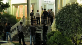 PERAMPOKAN RUMAH MEWAH - Polisi melakukan olah tempat kejadian perkara penemuan bocah dengan luka tusuk di sebuah rumah mewah di Permukaan BBS 3, Kota Cilegon, Banten, Selasa (16/12/2025). (Dokumentasi Polisi)