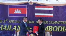 Menteri Pertahanan Kamboja Tea Seiha(kiri) berjabat tangan Menteri Pertahanan Thailand Nattaphon Narkphanit (kanan) Sabtu (27/12/2025).
© AKP via AP