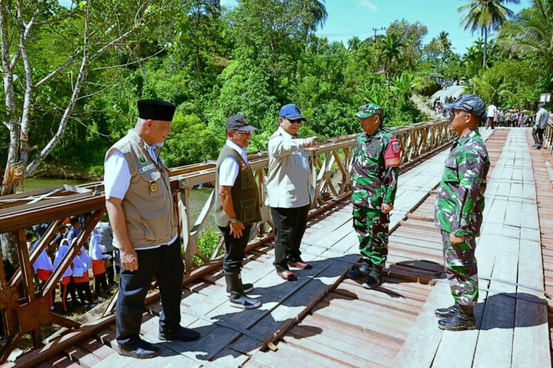 Pulihkan Akses Warga, Presiden Prabowo Tinjau Jembatan Bailey di Padang Pariaman (Foto : Setneg)