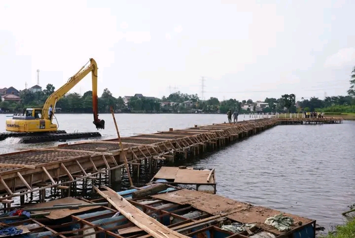 Pembongkaran Jogging Track Ilegal di Situ Tujuh Depok. (Foto:Humas Kota Depok) 
