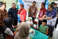 Gambar : Pemberian vaksinasi DBD kepada perwakilan siswa SD di Kabupaten Bulungan, Kalimantan Utara (08/01)