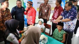 Gambar : Pemberian vaksinasi DBD kepada perwakilan siswa SD di Kabupaten Bulungan, Kalimantan Utara (08/01)