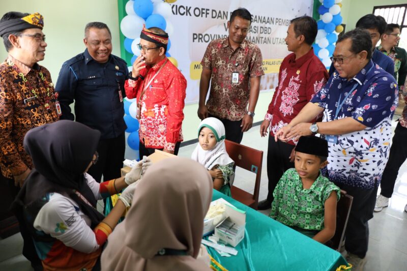 Gambar : Pemberian vaksinasi DBD kepada perwakilan siswa SD di Kabupaten Bulungan, Kalimantan Utara (08/01)