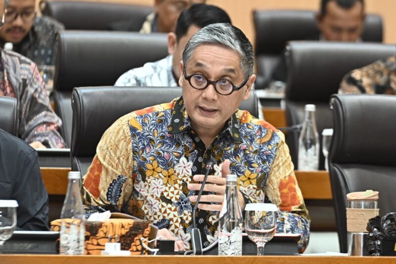Anggota Komisi VII DPR RI Putra Nababan dalam Rapat Kerja Komisi VII DPR RI dengan Menteri Perindustrian di Gedung Nusantara I, Senayan, Jakarta, Senin (26/1/2026). Foto : Farhan/Andri