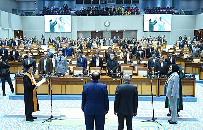 Wakil Ketua DPR Saan Mustopa memimpin Rapat paripurna DPR menetapkan Sari Yuliati sebagai Wakil Ketua DPR Fraksi Golkar pengganti Adies Kadir masa jabatan 2024-2029 di Kompleks Parlemen, Senayan, Jakarta, Selasa (27/1/2026). Foto : Jaka/Andri