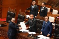 Wakil Ketua DPR RI Korinbang Saan Mustopa menerima laporan uji kelayakan calon anggota ORI masa jabatan 2026-2031 yang diserahkan Ketua Komisi II DPR RI Rifqinizamy Karsayuda di Komplek Parlemen, Senayan, Jakarta, Selasa (27/1/2026). Foto : Runi/Andri