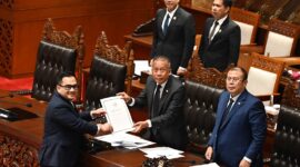 Wakil Ketua DPR RI Korinbang Saan Mustopa menerima laporan uji kelayakan calon anggota ORI masa jabatan 2026-2031 yang diserahkan Ketua Komisi II DPR RI Rifqinizamy Karsayuda di Komplek Parlemen, Senayan, Jakarta, Selasa (27/1/2026). Foto : Runi/Andri