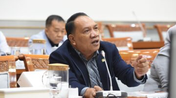 Anggota Komisi VIII DPR RI, Aprozi Alam, dalam Rapat Kerja Komisi VIII DPR RI dengan Kepala BPJPH, Senin (9/2/2026). Foto: Arief/Karisma