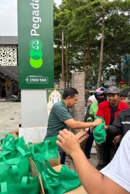 Pegadaian Kanwil X Jabar Bagikan 1.200 Paket Takjil Ramadan di Kota Bandung