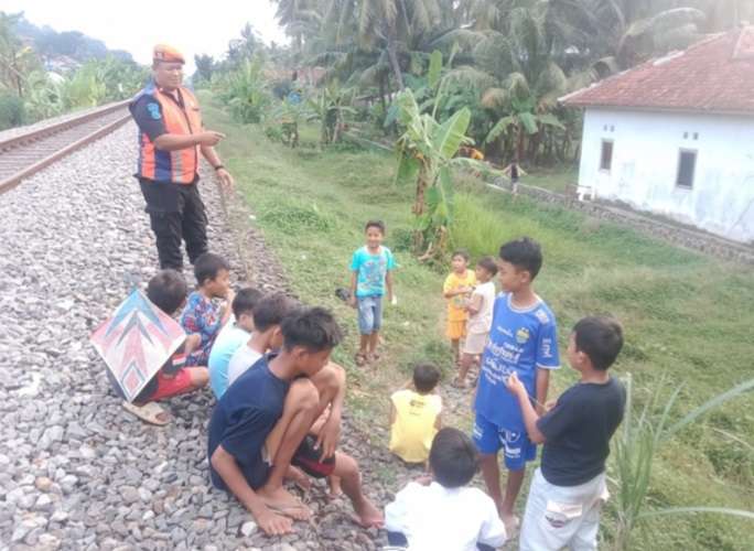 KAI Daop 2 Bandung Larang Aktivitas di Jalur Rel Saat Ramadan, Warga Diminta Waspada (Foto : jabarprov)