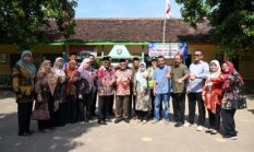 Guru SD di Kudus Tempuh Perjalanan 4 Jam Selama 22 Tahun Demi Mengajar