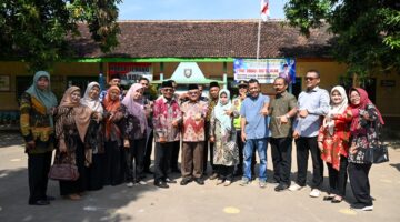 Guru SD di Kudus Tempuh Perjalanan 4 Jam Selama 22 Tahun Demi Mengajar