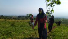 Kegiatan Cisadane Resik sedang melakukan penghijauan di kaki Gunung Salak