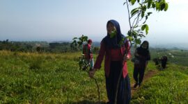 Kegiatan Cisadane Resik sedang melakukan penghijauan di kaki Gunung Salak