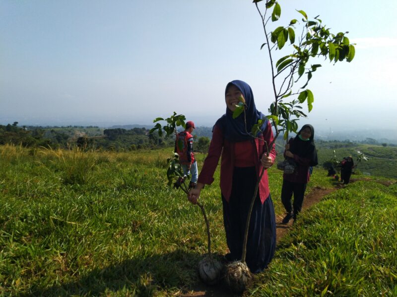 Kegiatan Cisadane Resik sedang melakukan penghijauan di kaki Gunung Salak