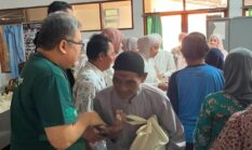 Pegadaian Kanwil X Jabar Salurkan 100 Paket Sembako dan Edukasi Literasi Digital bagi Lansia di Indramayu