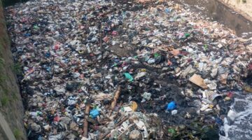 Tumpukan Sampah Kembali Tutupi Aliran Sungai Cikendal di Cigondewah Kaler, Kepedulian Masyarakat Jadi Sorotan