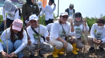 Bio Farma Tanam 10.000 Bibit Mangrove di Karawang, Perkuat Komitmen ESG dan Mitigasi Perubahan Iklim