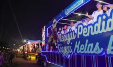 Kemdiktisaintek Tampilkan Semangat Menuju Perguruan Tinggi Kelas Dunia di Karnaval HUT RI ke-81
