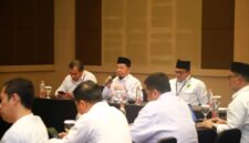 Direktur Pesantren Kemenag Basnang Said (pemegang mic).
