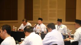 Direktur Pesantren Kemenag Basnang Said (pemegang mic).