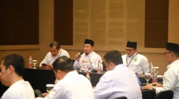 Direktur Pesantren Kemenag Basnang Said (pemegang mic).