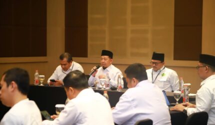 Direktur Pesantren Kemenag Basnang Said (pemegang mic).