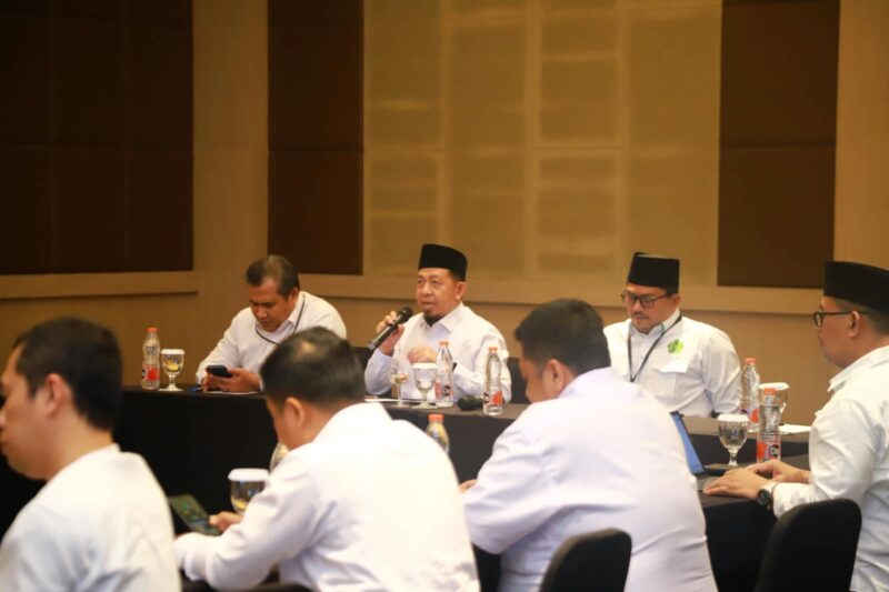 Direktur Pesantren Kemenag Basnang Said (pemegang mic).