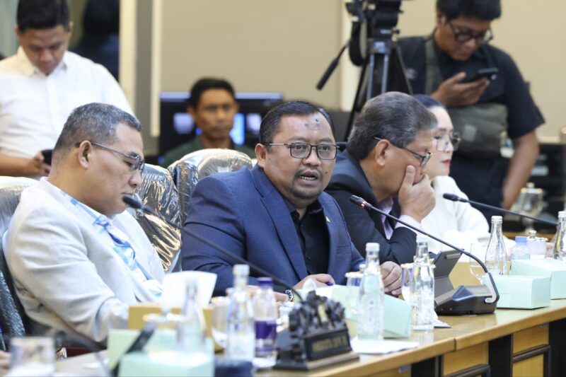 Anggota Komisi XIII DPR RI Yanuar Arif Wibowo saat menghadiri RDP dengan Direktur Jenderal Pemasyarakatan Kementerian Imigrasi dan Pemasyarakatan RI serta Kepala Lapas Kelas IIA Cibinong di Kompleks Parlemen, Jakarta, Senin (28/9/2026). Foto : Jaka/MRI.