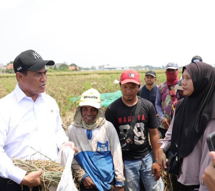 Janji Mentan Amran ke Petani Karawang Direalisasikan dalam Hitungan Jam